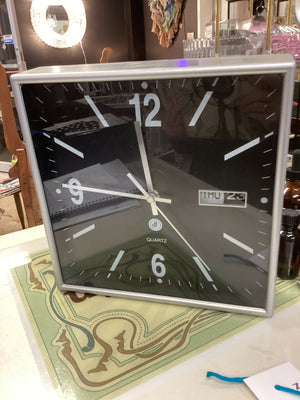Vintage Analog Clock with Date